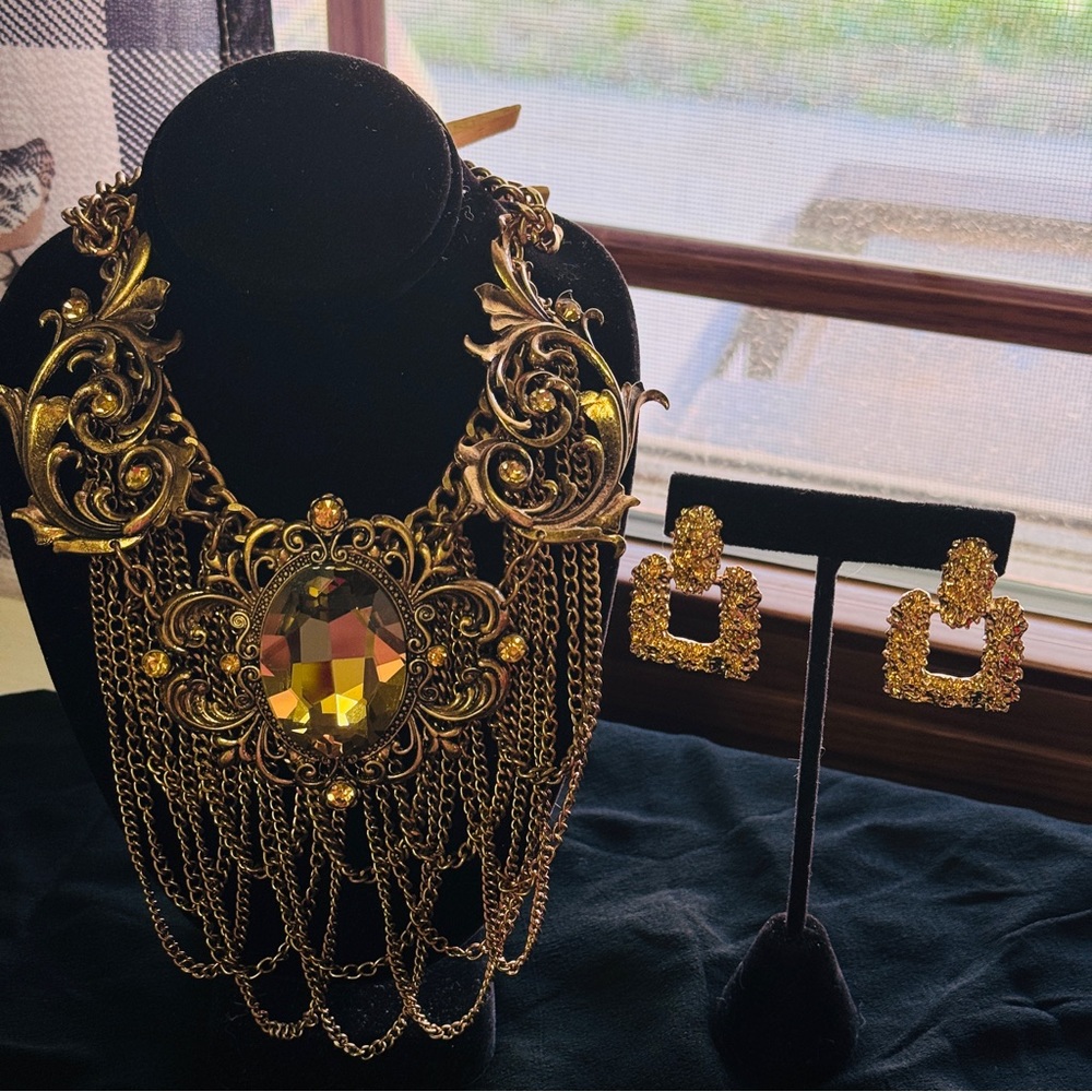 NWOT STUNNING GOLD PLATED STATEMENT NECKLACE with earrings included - Picture 4 of 9